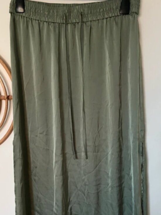 H&M Dresses & Skirts - Elegant olive green skirt